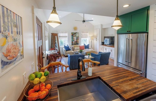 Thunderbolt Cottage | Stroll to Marina Couples Retreat w/FREE Bikes