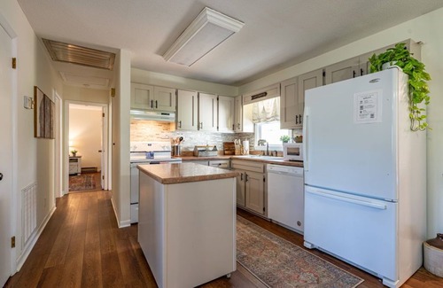 West Jefferson House | Stroll to Park, Shops, Restaurants in Downtown WJ!