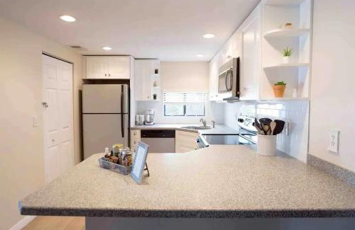 Siesta Key Apartment | Stroll to Siesta Beach from Serene Condo + (bikes)