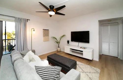 Siesta Key Apartment | Stroll to Siesta Beach from Serene Condo + (bikes)