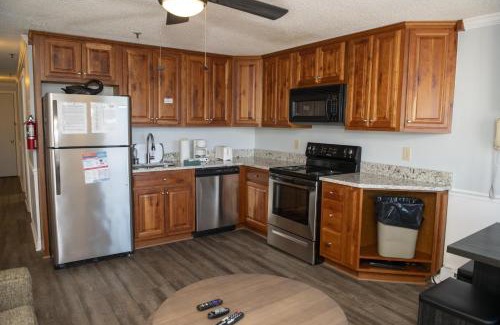 Snowshoe Apartment | Stroll to Slopes, Village Area, Ski in-out MtLodge 343