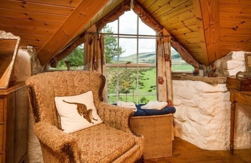Kilcreggan Cottage | STRONE HOUSE, pet friendly, with hot tub in Helensburgh