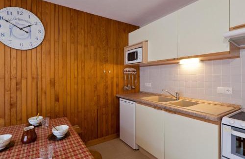 Brides-les-Bains Apartment | Studio 5 pers, centre Brides-les-Bains, balcon, proche thermes et télécabine - FR-1-512-19