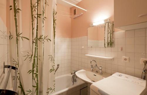 Brides-les-Bains Apartment | Studio 5 pers, centre Brides-les-Bains, balcon, proche thermes et télécabine - FR-1-512-19