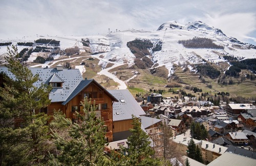 Les Deux Alpes Apartment | Studio Apartment 'Les 2 Alpes' with Mountain View & Balcony