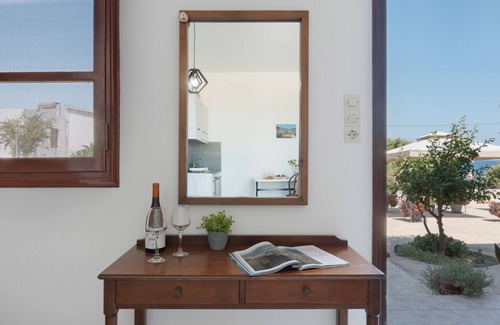 Paloi Apartment | Studio Apartment 'Frantzis 1' with Sea View, Wi-Fi and Air Conditioning