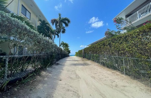 Seven Mile Beach Apartment | Studio Apartment in West Bay Rd. VR14