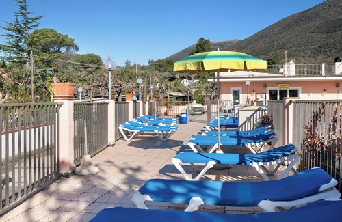 Albenga Apartment | Studio Apartment "Monolocale La Pineta 46" with Shared Pool, Private Terrace & Wi-Fi