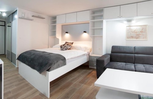 Old Town Apartment | Studio Apartment Theatre View