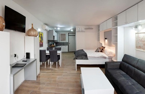 Old Town Apartment | Studio Apartment Theatre View