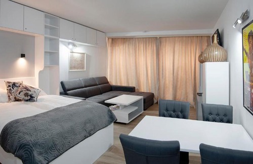 Old Town Apartment | Studio Apartment Theatre View