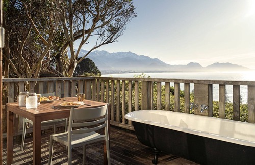 Kaikoura Apartment | Studio apartment with panoramic mountain and sea views