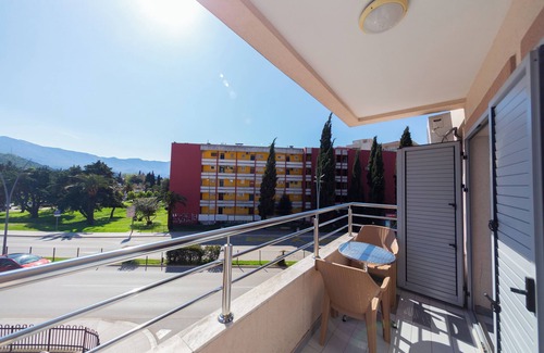 Maini Apartment | Studio Apt for 3 w/Balcony – Walking Distance to Beach No. 3