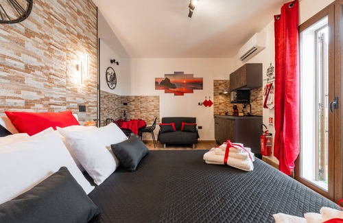 Capoterra Apartment | Studio 'Attilio's House' with Balcony, Wi-Fi and Air Conditioning