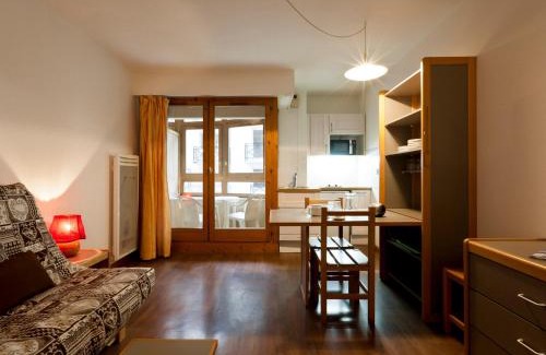 Brides-les-Bains Apartment | Studio avec Balcon en Centre-Ville, Proche Télécabine et Thermes à Brides-les-Bains - FR-1-512-14