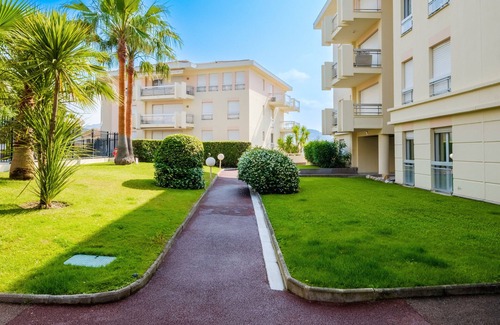 Riou - Petit Juas - Av de Grasse Apartment | Studio 'Bellevue Cannes' with Mountain View, Shared Pool and Air Conditioning