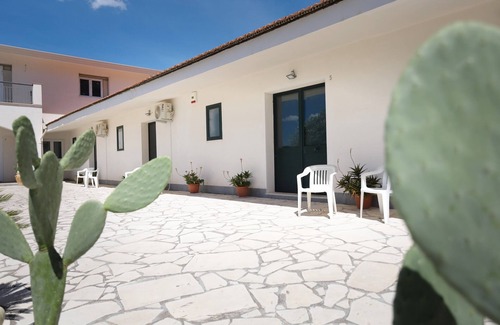 Noto Historic Centre Apartment | Studio 'Bergamotto - Fiumara Val Di Noto' with Mountain View, Wi-Fi and Air Conditioning