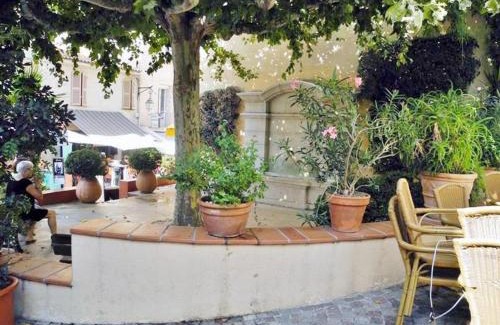 Le Lavandou Apartment | Studio cabine au Lavandou - 4 couchages, climatisé, balcon, piscine, parking inclus - FR-1-251-480
