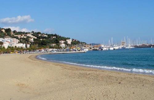 Le Lavandou Apartment | Studio cabine au Lavandou - 4 couchages, climatisé, balcon, piscine, parking inclus - FR-1-251-480