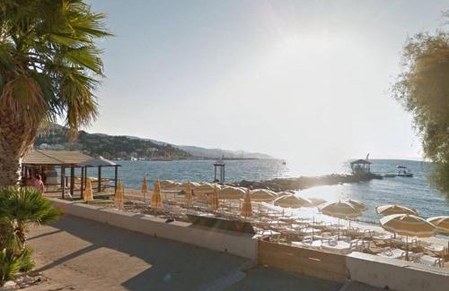 Le Lavandou Apartment | Studio cabine au Lavandou - 4 couchages, climatisé, balcon, piscine, parking inclus - FR-1-251-480