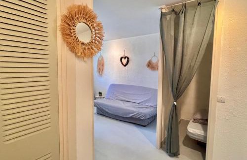 La Grande-Motte Apartment | Studio Cabine avec Parking Privatif, Climatisation et TV à La Grande-Motte - FR-1-716-21