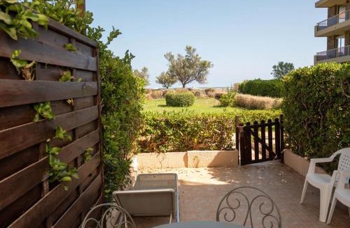 Le Lavandou Apartment | Studio cabine avec jardin privé face plage du Lavandou - 4 couchages - FR-1-803-52