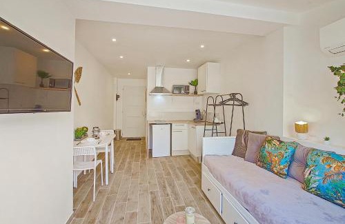 La Cote Radieuse Apartment | Studio calme et moderne à 300m de la plage -1-