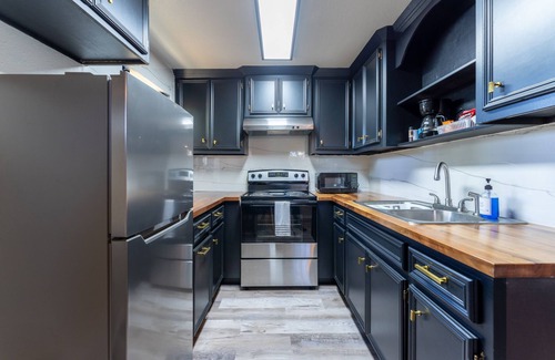 Del Mar House | Studio+Central+Min2Downtown+Extd Stays Discounts
