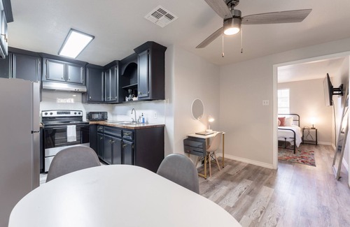 Del Mar House | Studio+Central+Min2Downtown+Extd Stays Discounts
