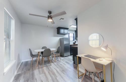 Del Mar House | Studio+Central+Min2Downtown+Extd Stays Discounts