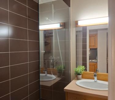 Laveissiere Apartment | Studio confortable Grand lit Queen Parking