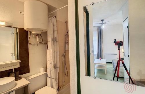 Lamalou-les-Bains Apartment | Studio cosy à Lamalou, animaux acceptés, balcon et Wifi - FR-1-451-214