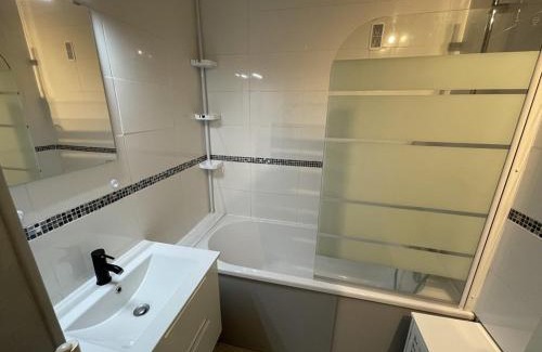 Laveissiere Apartment | Studio en centre station avec balcon, WiFi - FR-1-787-71