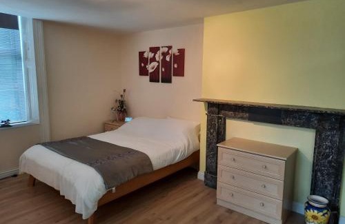 Winterton-on-Sea Apartment | studio flat with on-site parking & pet friendly