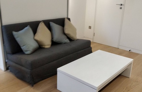 St. Margarets and North Twickenham Apartment | Studio flat with own entrance and off road parking!