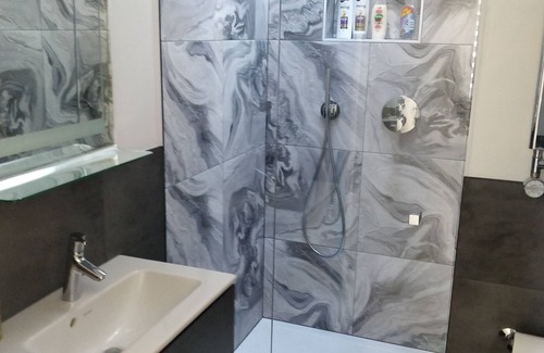 St. Margarets and North Twickenham Apartment | Studio flat with own entrance and off road parking!