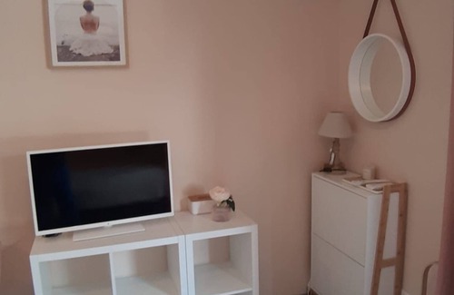 Bagnols-sur-Ceze Apartment | Studio Idéal Pour un Couple à 100m D'une Rivière