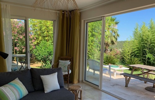 Auribeau-sur-Siagne Apartment | Studio in villa, around Cannes, sea view terrace