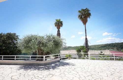 Noto Historic Centre Apartment | Studio 'Menta - Fiumara Val Di Noto' with Mountain View, Wi-Fi and Air Conditioning