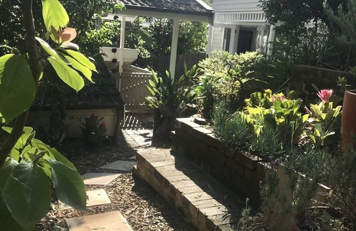 Bayview Apartment | Studio minutes from Waterfront walks, close to Pasadenas, cafes, restaurants