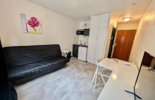 Secteur 1 Apartment | Studio near train station and downtown with free parking