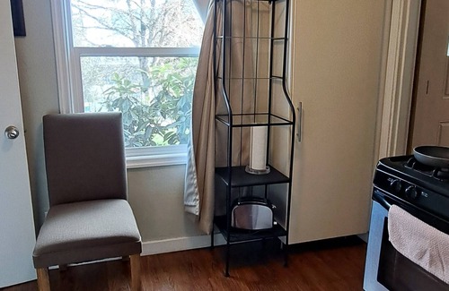 Homestead Apartment | Studio, perfect for students on rotation at Oregon Health & Sciences University.
