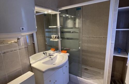 Laveissiere Apartment | Studio rénové, calme, balcon sud, jardinet, proche pistes et commerces - FR-1-787-22