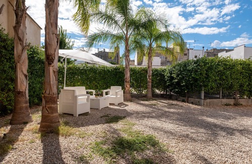 Leverano Apartment | Studio 'Residenza Isabella 2' close to City Centre with Garden & Air Conitioning