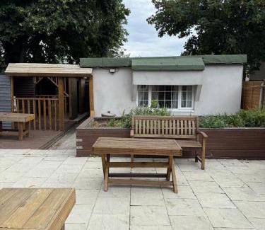 Brunel Apartment | Studio - Sleeps 2 - Garden - Parking - Wifi