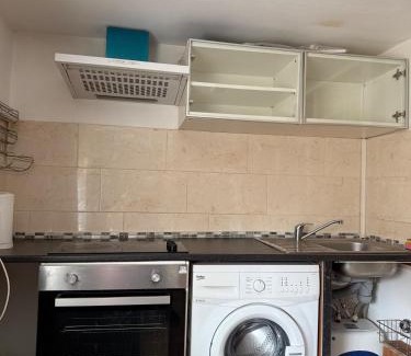 Brunel Apartment | Studio - Sleeps 2 - Garden - Parking - Wifi