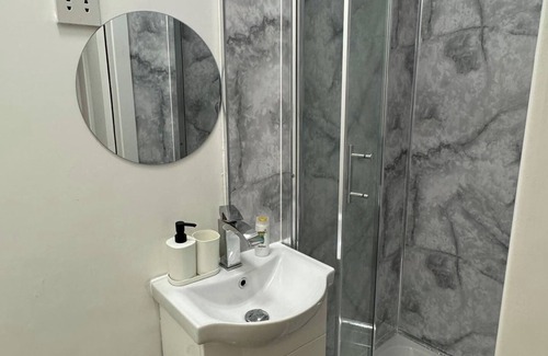 Queen's Park Apartment | Studio - Sleeps 2 - Parking - Close to Paddington