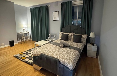 Queen's Park Apartment | Studio - Sleeps 2 - Parking - Close to Paddington