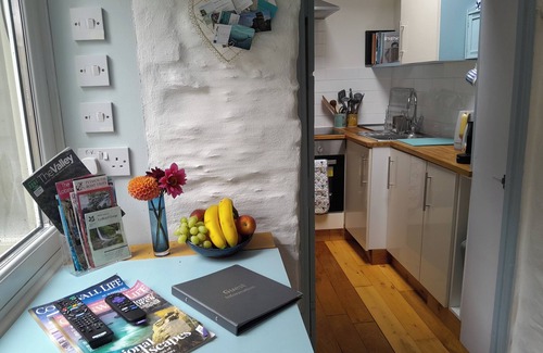 Calstock Apartment | Studio - Sleeps2 - Parking - Private Courtyard