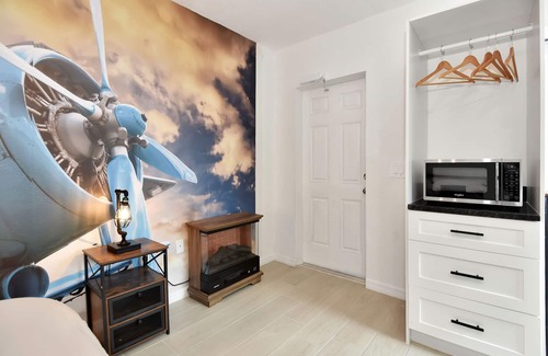 Daytona Beach Shores Apartment | Studio Suite Queen bed Kitchen Walk in Shower 3